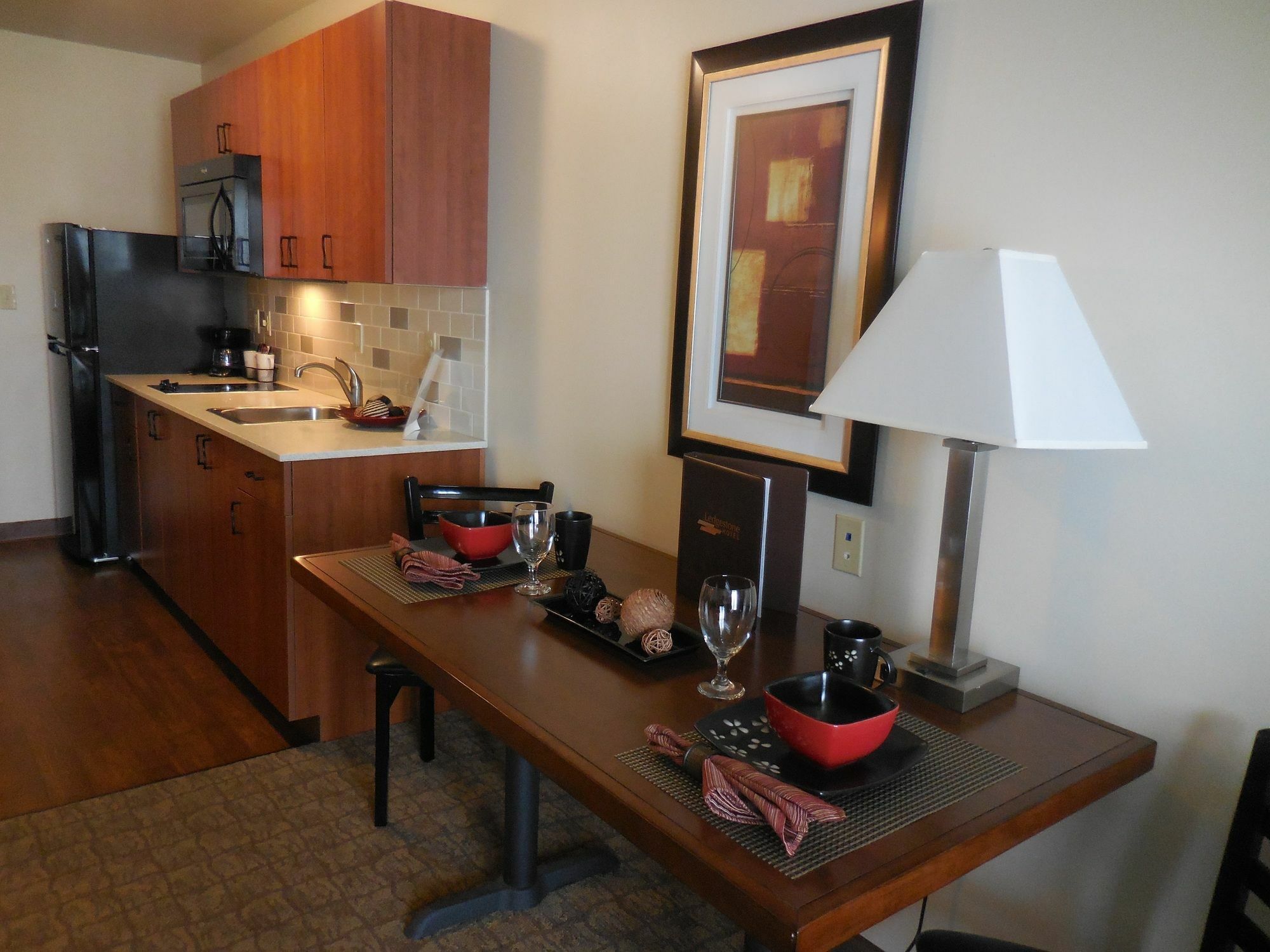 Ledgestone Hotel ורנל מראה חיצוני תמונה